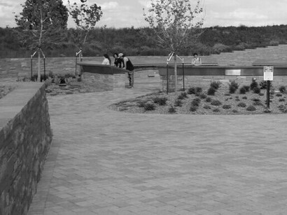 Al encuentro con otros que también buscan sentido en un mundo que ha hecho del sinsentido su lógica dominante.  Monumento Conmemorativo de la Escuela Secundaria Columbine, Clement Park, Littleton, Colorado, 2008. EE.UU.