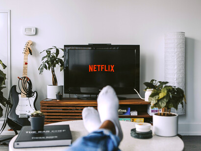 Un hombre enciende la televisión para ver una película en Netflix