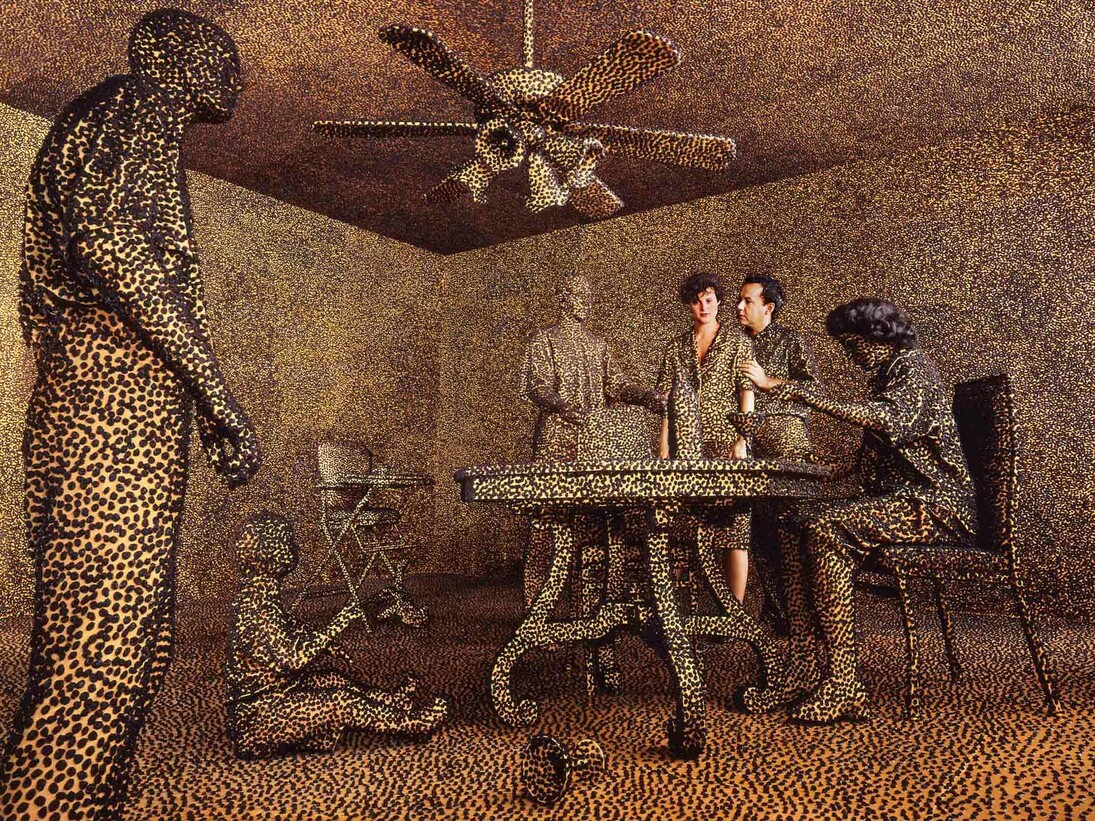 Sandy Skoglund, "Atomic Love", 1991, color photograph, cm 119.4x155