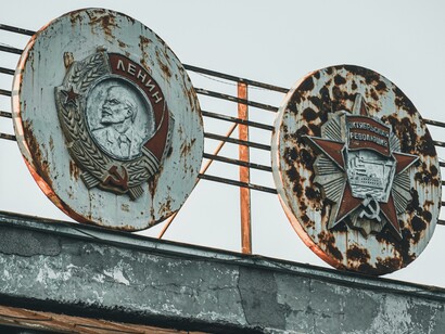 Carteles propagandísticos honorando a la
Unión Soviética. Con Vladimir Lenin a la izquierda y la medalla de la Orden de la Revolución de Octubre a la derecha, estas representaciones animan el culto a la personalidad política
