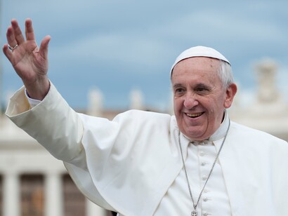 El Papa Francisco saluda a sus fieles
