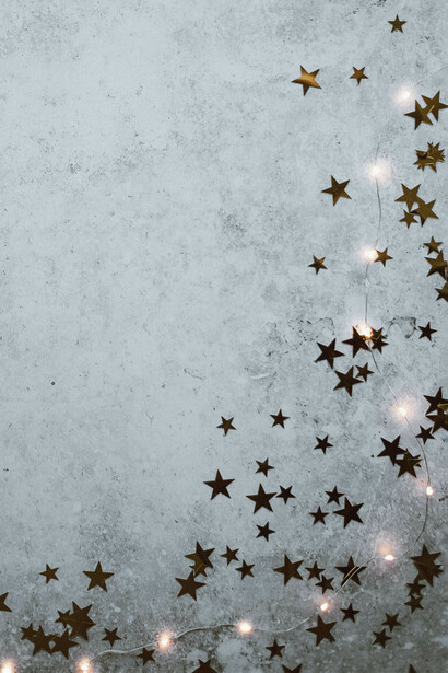 Bambini, desideri e stelle. Respirano un senso di libera purezza del cuore che si perderà pian piano, ma che comparirà puntuale, a ogni compleanno, nel soffiare le candeline, o nella notte di San Lorenzo, perché è una caccia al tesoro che ha a che fare con le stelle