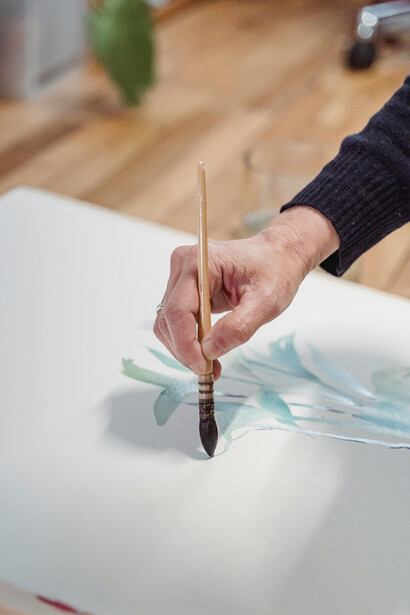 Pintora trabajando en una obra