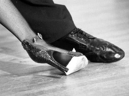 Acercamiento a los pies de unos bailarines de tango