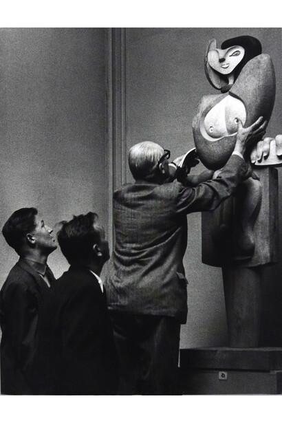 Le Corbusier présentant sa sculpture Femme
photographie © FLC, ADAGP, Paris 2015

