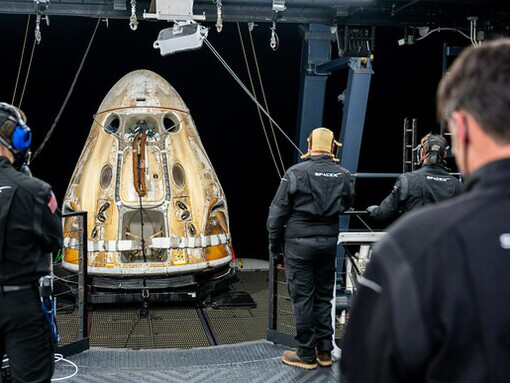 Los equipos de apoyo a bordo del buque de recuperación de SpaceX, el Shannon, trabajan en torno a la nave espacial Dragon Endurance de SpaceX poco después de que esta aterrizara con la tripulación de la misión Crew-5