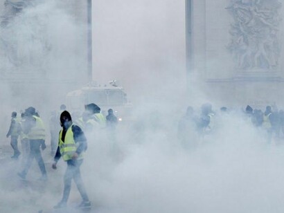 La policía intentó dispersar a los manifestantes con gases lacrimógenos