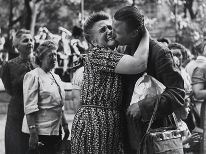 Ernst Haas, from the series Homecoming prisoners (detail), Vienna 1945–1948. Courtesy of Museum der Moderne