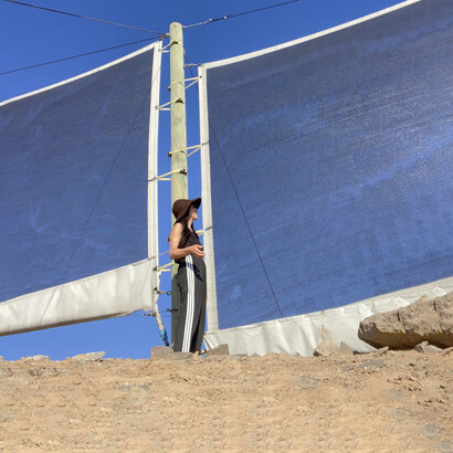 La camanchaca aparece como una materia en constante transformación, situada entre la presencia y la desaparición. Estación Atacama UC – Alto Patache, perteneciente a la Pontificia Universidad Católica de Chile