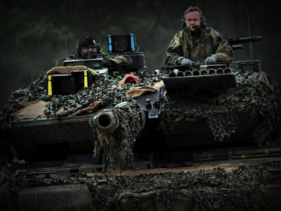 Militares ucranianos conduciendo un tanque de guerra