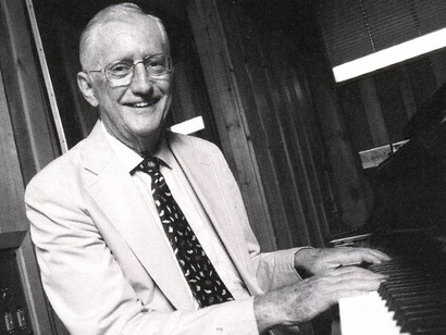 Eddie Higgins mentre suona il piano