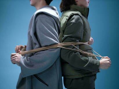 Due persone legate insieme da una corda: "Si sente che arrecare un danno ad un elemento, che può essere un essere umano, un animale o la natura stessa, significa arrecare un danno a tutto il sistema"