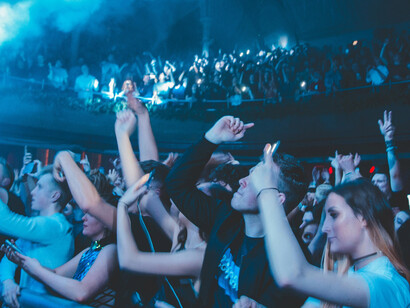 Personas en una fiesta. La Noche de la Nostalgia destaca por su música de los años 60, 70, 80 y 90