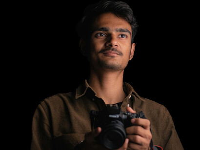 Roberto Nascimento reflete sobre a arte de fotografar e como ela transforma o olhar cotidiano em expressão poética. Imagem ilustrativa de um fotógrafo em seu ofício
