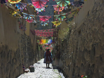 Cusco recibe a los viajeros con su mezcla de historia, cultura y altitud, una combinación tan fascinante como desafiante