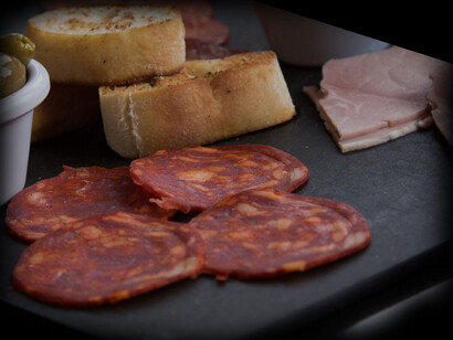 Carnes curadas passam por um processo fermentação em pelo menos uma etapa de sua produção