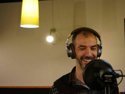 "Desde lejos" es un ejemplo de la vida de cualquier creación musical. Estudios NX , Berriozar, Comunidad Foral de Navarra, situado a pocos minutos de Pamplona, España