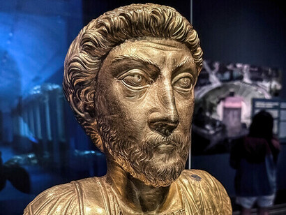 Emperador romano y filósofo estoico, conocido principalmente por su libro "Meditaciones". Busto de oro del emperador romano Marco Aurelio, 161-180 d. C., hallado en Aventicum, Suiza
