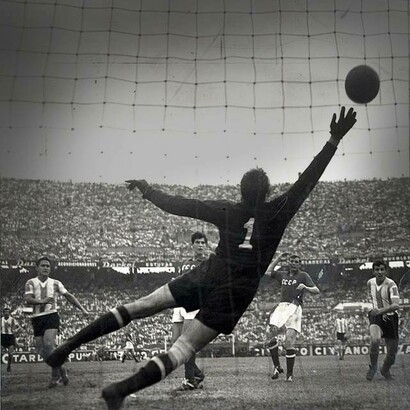 Lev Yashin para un tiro di José Sanfilippo durante la partita Argentina URSS allo stadio River Plate di Buenos Aires, 1961