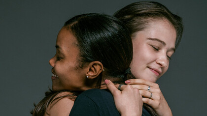 Duas amigas se abraçam em momento de reconciliação