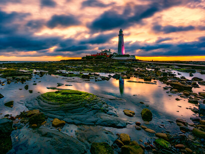Farol de Santa Maria na costa do nordeste da Inglaterra. A esta altura da existência humana precisamos de leveza, cor, brilho, diálogo e paixão