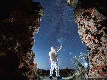 Debido a que el espacio y el tiempo están íntimamente conectados, curvar el espacio también curvaría el tiempo