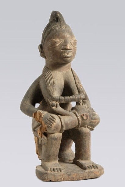  Odudua è la moglie di Obatala, il capo Orisha e creatore divino. Gli Yoruba sono il popolo africano più urbano. Già nell'XI secolo la loro prima città, Ile-Ife, era il centro di un'influente città-stato e presto ne seguirono altre con centri vivaci. Questo sviluppo è continuato fino ai giorni nostri. La cultura yoruba presenta strette analogie con quella dei Fon del Benin meridionale e del Togo. I loro sistemi politici e i loro mondi religiosi sono quasi identici e anche le arti di entrambi i gruppi mostrano un'influenza reciproca. Nationaal Museum van Wereldculturen, Paesi Bassi