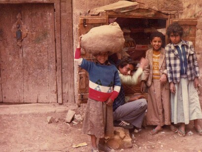 Un gruppo di bambini si lascia fotografare sorridenti a Sana'a, Yemen