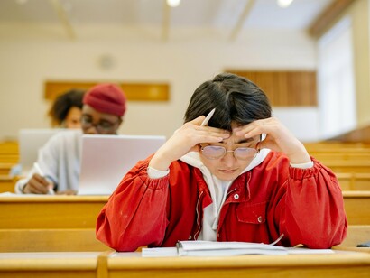 Jovem estudando. A matéria que você vê desde o maternal até o 3º ano do Ensino Médio é a mesma que cai nos concursos, ENEM e vestibulares
