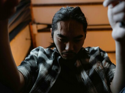 Essa desesperada e ansiosa mistura entre o que se quer ser e o que não se é cria tensão, ressentimento e gera ansiedade, pois ao desejar ser o que não se é – outra coisa diferente do que se é – se nega, rejeita e critica o que se é, se destrói e vira pó, cinzas do que foi, buscando ser recomposto no suposto e desejado resultado, o paraíso buscado