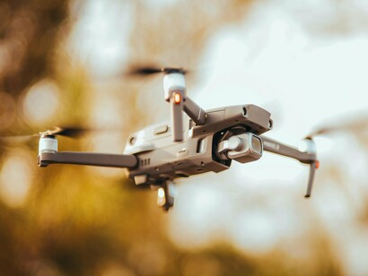 Um dos aspectos mais preocupantes da utilização criminosa de drones é sua capacidade de operar em ambientes densamente povoados, onde o impacto de um ataque é multiplicado. Guerras civis contemporâneas tendem a se desenrolar dentro das cidades, e os drones permitem a realização de ataques cirúrgicos sem exposição direta do agressor. Essa tática tem sido observada tanto em grupos paramilitares quanto em organizações terroristas, que utilizam drones não apenas para o combate, mas também para disseminar o medo