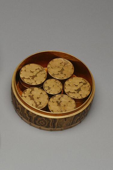 Drum-shaped Box and Stand, Japanese, Edo period, late 17th–mid-18th century, lacquer. Musée national des Châteaux de Versailles et de Trianon. Photo: Thierry Ollivier. © RMN–Grand Palais/ Art Resource, NY