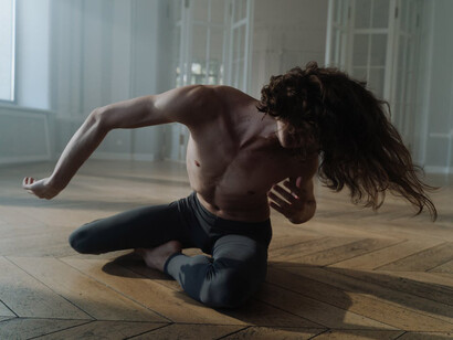 The elegant lines of his movement resonate with Hegel’s philosophy, showing that every gesture can redefine the contours of space and time through dance