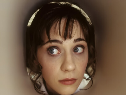 Una mujer mira a través de un hueco