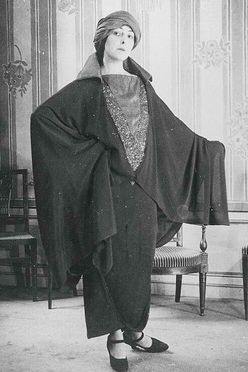 Abito a mantello ricamato con strass e turbante, Paul Poiret, 1923