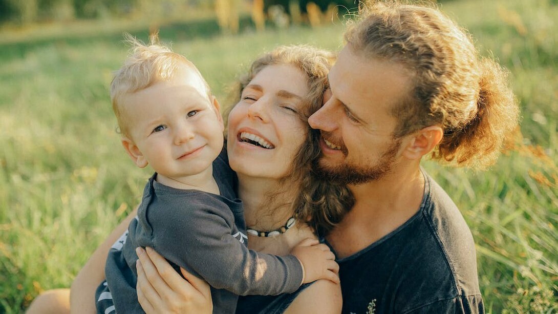 Una famiglia felice. Diventare genitori significa cominciare una delle avventure più entusiasmanti: trovare il modo di tradurre la meraviglia del mondo e la complessità dell’esistenza in termini che un bambino possa comprendere
