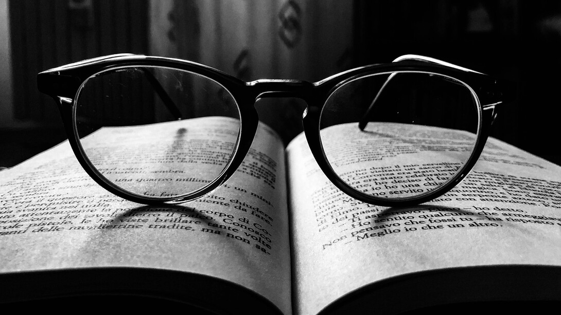Gafas encima de un libro abierto de literatura