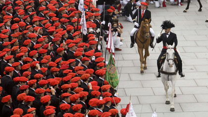El General saludando a las compañías en la Plaza San Juan de Irún