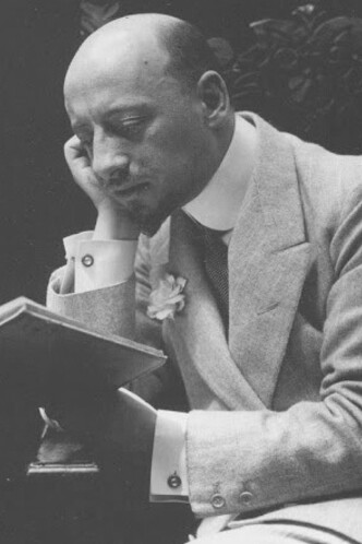 Gabriele d’Annunzio explored themes of desire, beauty, and moral ambiguity throughout his novels