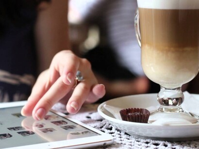 Leyendo la prensa durante el desayuno