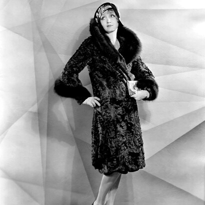 Hedda Hopper, attrice e influente giornalista di Hollywood, contribuì a diffondere negli anni Trenta e Quaranta un’immagine femminile sofisticata, caratterizzata da abiti eleganti, cappelli importanti e uno stile fortemente riconoscibile