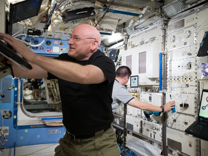 L'astronauta statunitense Scott Kelly e un collega sulla Stazione spaziale internazionale. Crediti Nasa 
