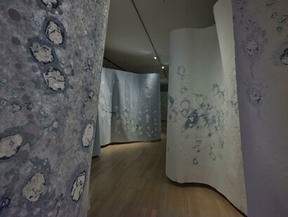 Clemens Schneide, Überfluss. Klingendes papier, ausstellungsansicht. Mit freundlicher genehmigung der Staatsgalerie Stuttgart