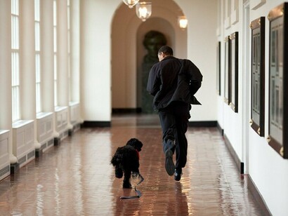 Pete Souza. Barack Obama corriendo por los pasillos de la Casa Blanca