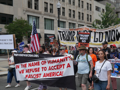 El Anticristo es, como afirma Robert Fuller, una obsesión estadounidense. La lucha contra el Anticristo se personifica hoy en la figura del multimillonario Peter Thiel, fundador de PayPal y de Palantir. Di no al fascismo, 14 de junio de 2025, EE.UU.