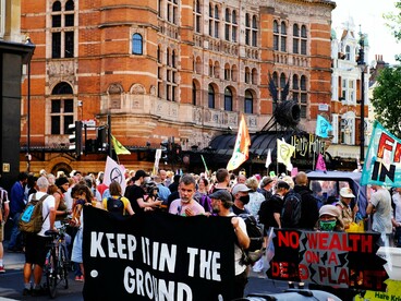 Ano após ano, grandes líderes mundiais se reúnem em conferências climáticas com nomes de impacto e saem delas com promessas frágeis, metas empurradas para o futuro e declarações cuidadosamente redigidas para não ferir interesses corporativos. Enquanto isso, o planeta agoniza em tempo real