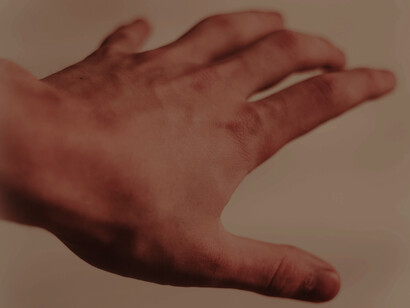 Acercamiento a la mano de un hombre