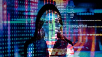 A inteligência artificial pode ser compreendida como um conjunto de técnicas e sistemas capazes de realizar tarefas que, até recentemente, dependiam da inteligência humana. Esses sistemas são alimentados por grandes volumes de dados, processados por algoritmos cada vez mais sofisticados, que aprendem padrões, fazem previsões, tomam decisões e se adaptam a novos contextos. Diferentemente das tecnologias anteriores, que operavam a partir de instruções fixas e previsíveis, a inteligência artificial introduz um elemento de autonomia relativa, pois seus resultados não são totalmente determinados de antemão por seus criadores. Essa característica altera profundamente a dinâmica do trabalho, pois desloca o papel humano de executor direto para supervisor, estrategista, analista e, em muitos casos, parceiro da máquina