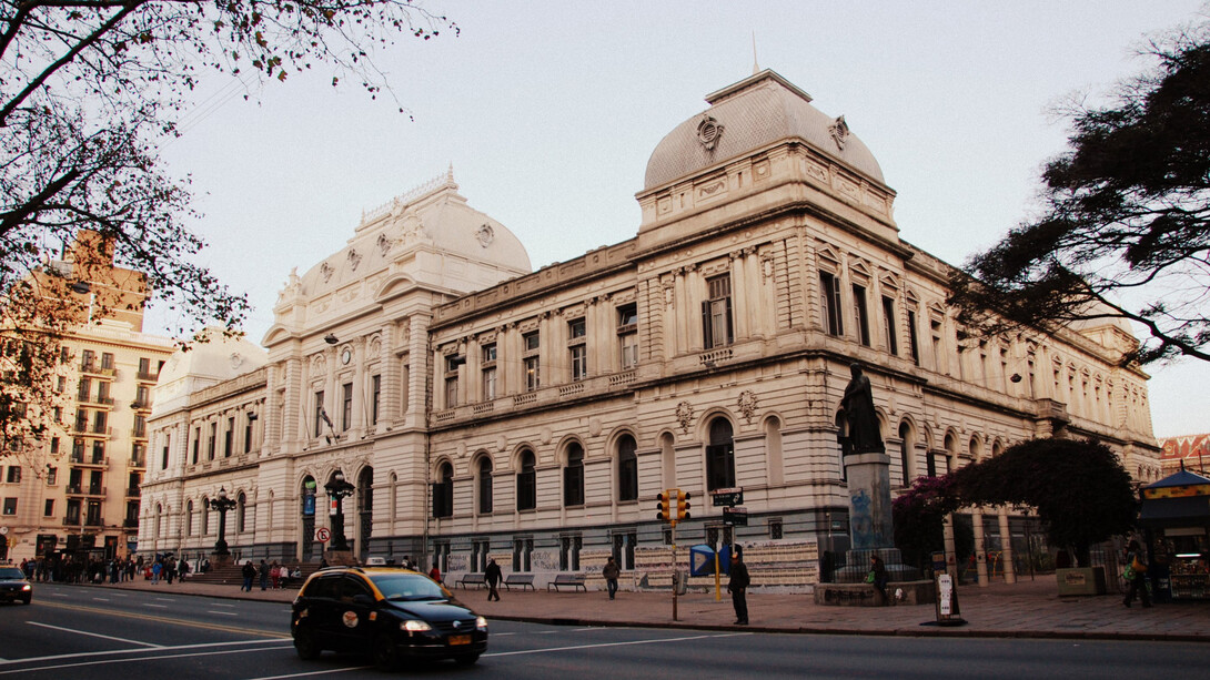 Universidad de la República, Montevideo, Uruguay. La educación es un proceso esencial que acompaña a la persona desde la primera infancia hasta la formación universitaria
