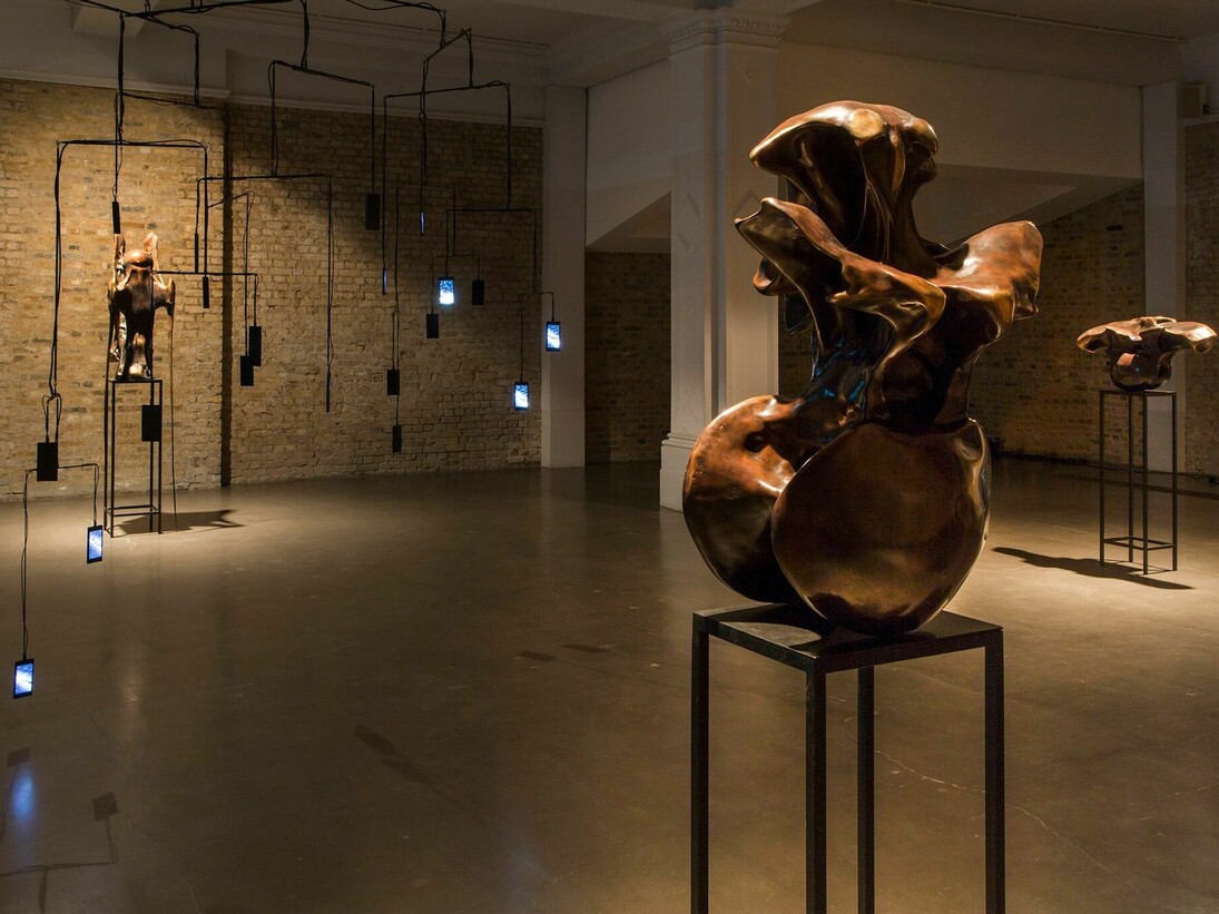 Alicja Kwade, Medium Median2016Installation View, Whitechapel Gallery. Courtesy: The artist & Whitechapel Gallery Photo: Roman Marz